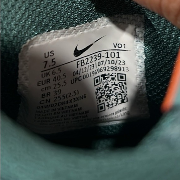 🔥Lebron Nike Green and Orange Sneakers Modern Athletic Design🔥 - Picture 4 of 5